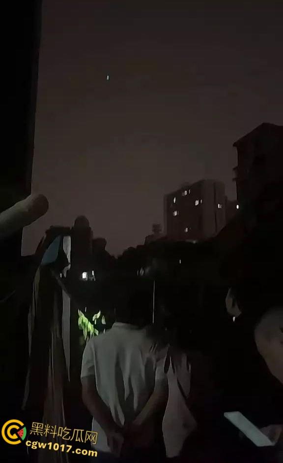 湖南邵阳资江小学深夜坍塌惨剧，违规施工野狗刨坑挖烂地基，操场撕裂大口教学楼咔嚓墙角炸裂，幸无孩子砸伤！  第4张