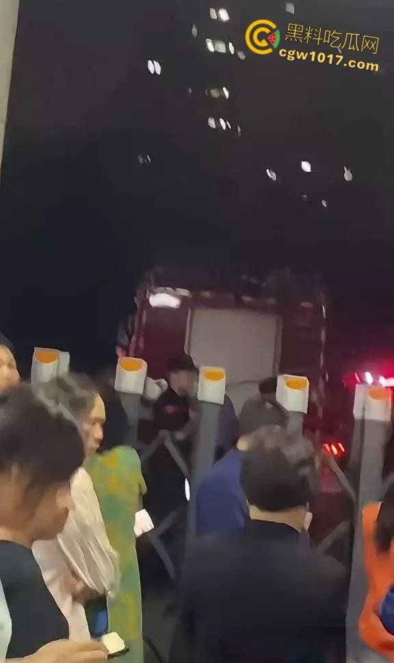 湖南邵阳资江小学深夜坍塌惨剧，违规施工野狗刨坑挖烂地基，操场撕裂大口教学楼咔嚓墙角炸裂，幸无孩子砸伤！  第5张