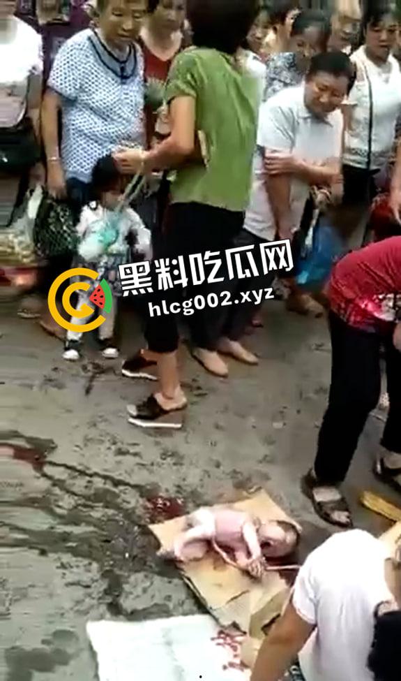 妇女当街站着生小孩 直接就拉出来了 现场视频流出 血腥慎入  第5张