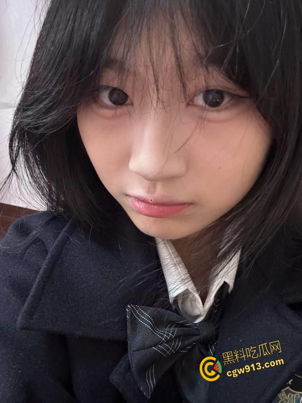 武汉纺织大学【王芷若】，清纯外表下爱穿女仆装，被男友掐脖激情调教，清晰对白淫荡又搞笑 ！  第3张