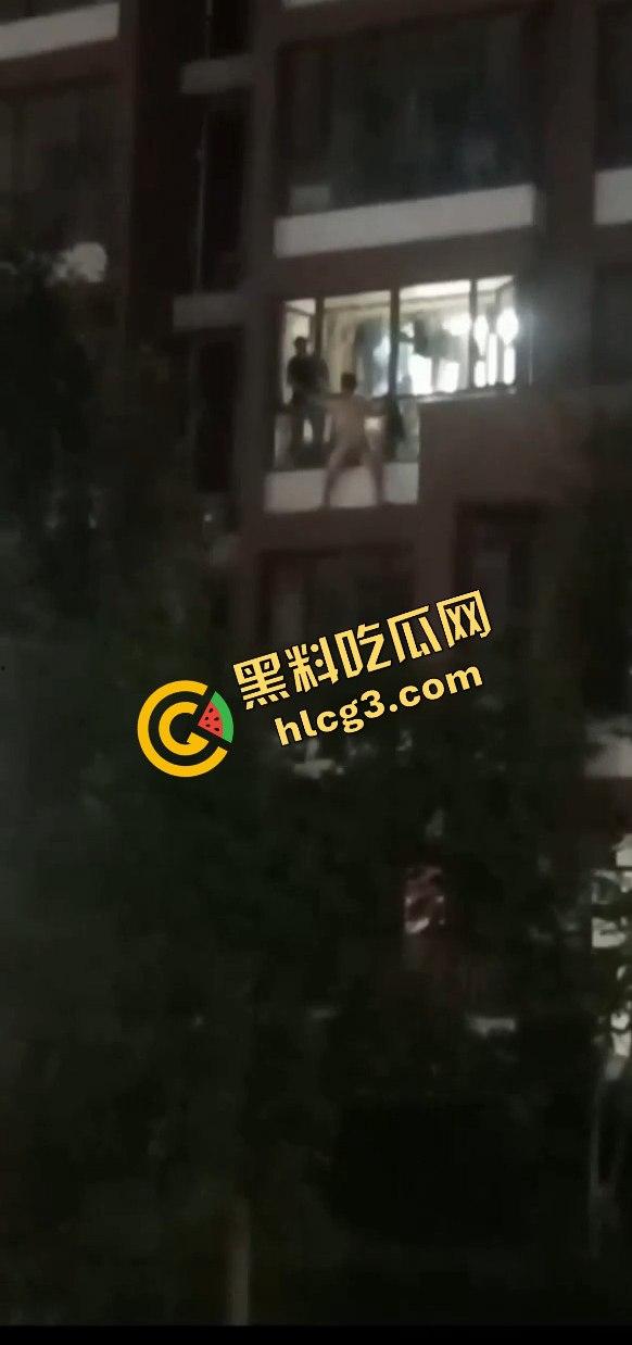 偷情中途翻窗不慎摔下引发大骚动！消防员紧急出动，小区吃瓜群众围观全过程！  第2张