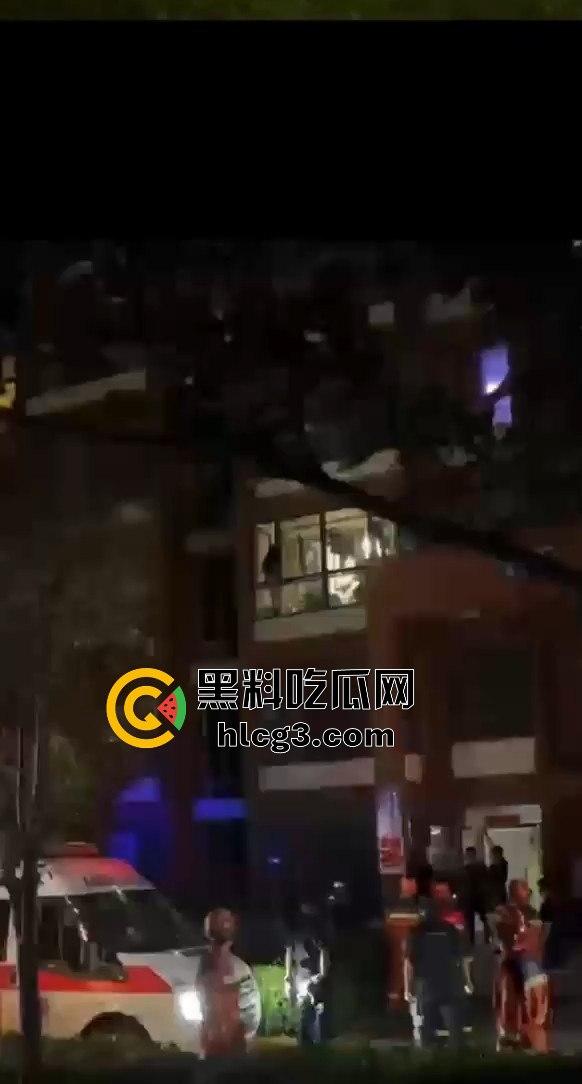 偷情中途翻窗不慎摔下引发大骚动！消防员紧急出动，小区吃瓜群众围观全过程！  第3张