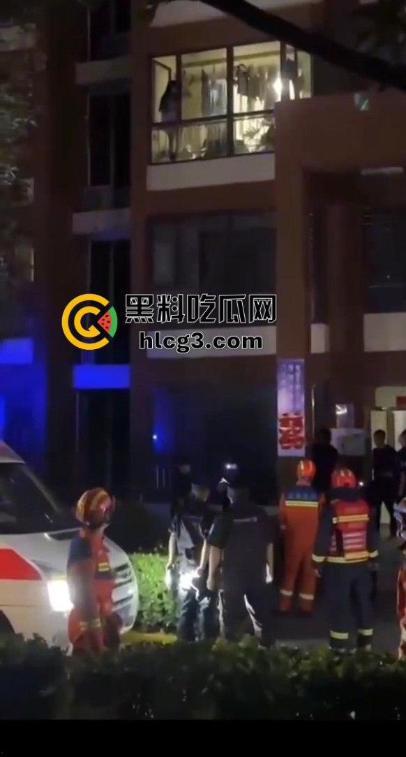 偷情中途翻窗不慎摔下引发大骚动！消防员紧急出动，小区吃瓜群众围观全过程！  第4张