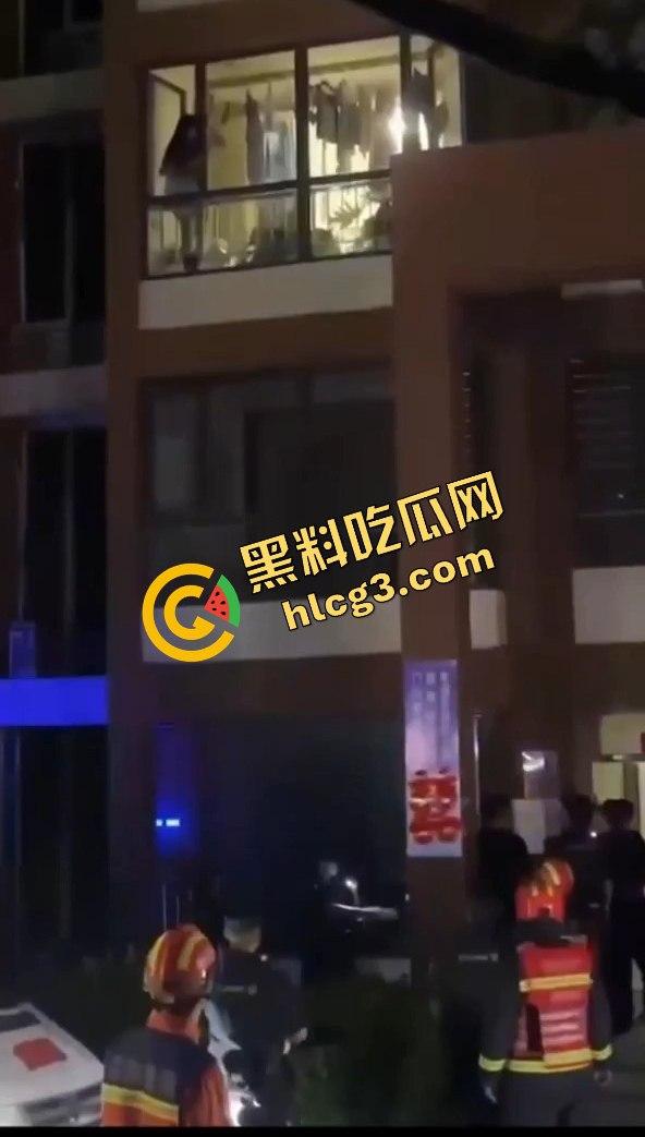 偷情中途翻窗不慎摔下引发大骚动！消防员紧急出动，小区吃瓜群众围观全过程！  第6张