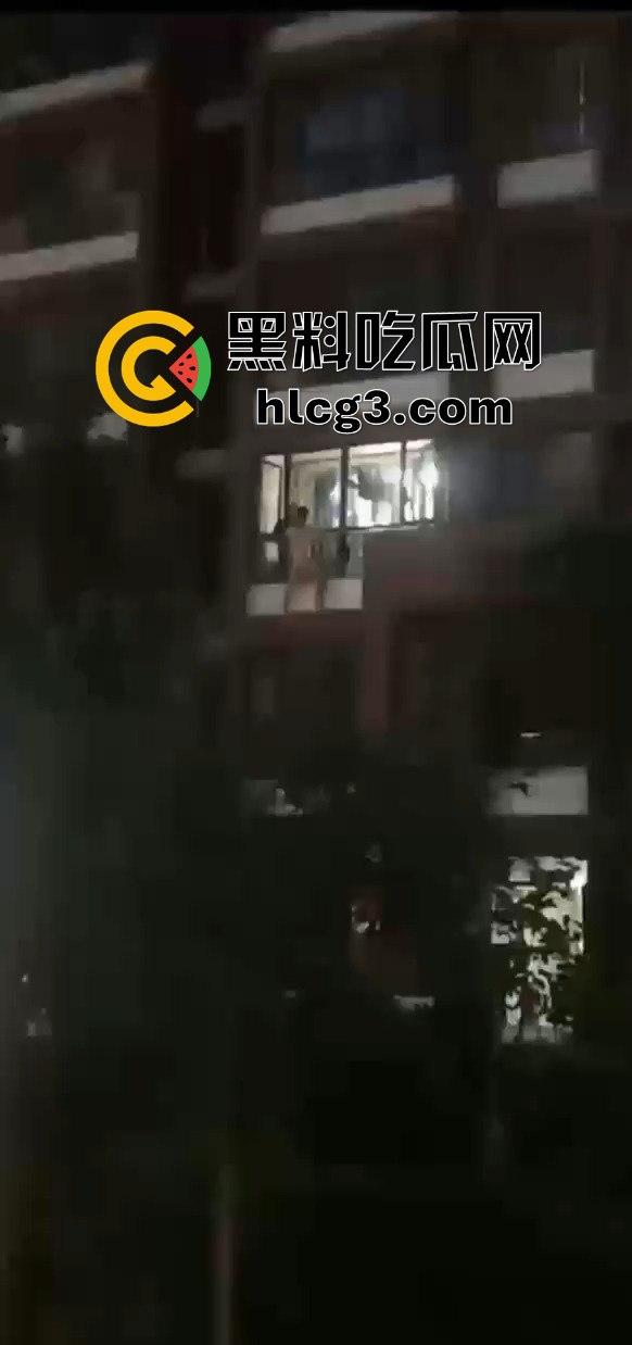 偷情中途翻窗不慎摔下引发大骚动！消防员紧急出动，小区吃瓜群众围观全过程！  第8张