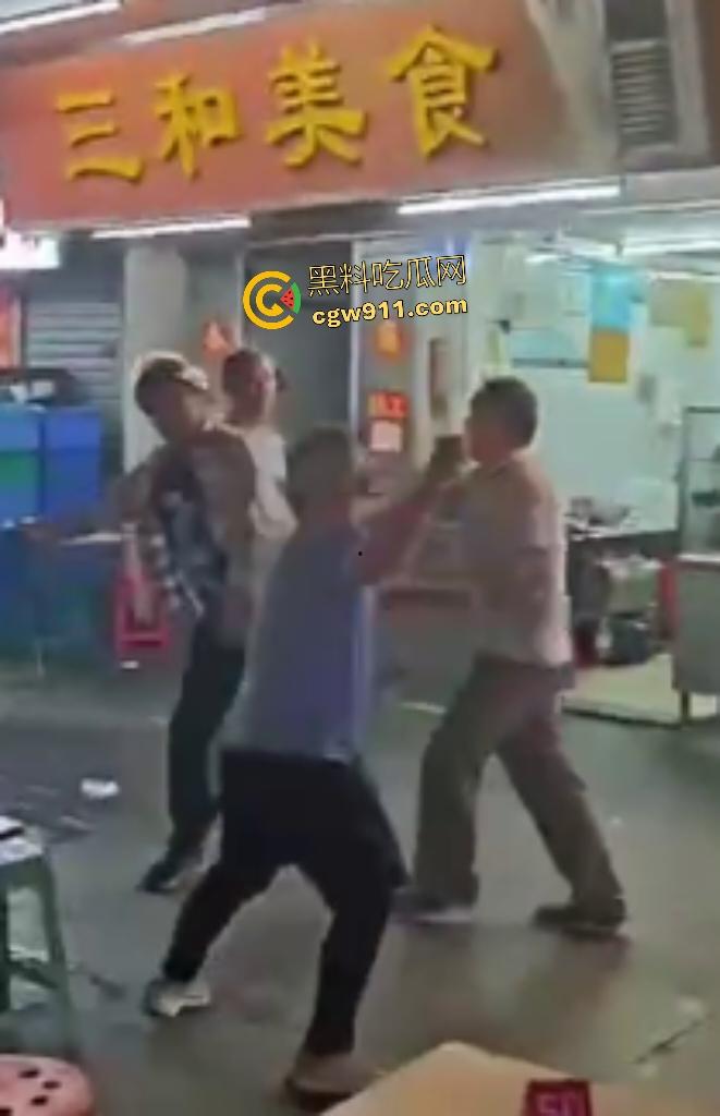 珠海街头美食引发血战KO，头盔哥板凳爆头砸倒对手瞬间昏迷，劝架老大哥摔地膝盖出血！  第1张