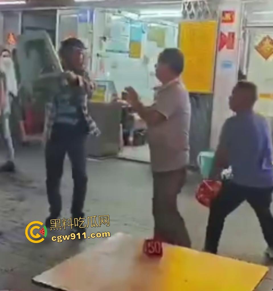 珠海街头美食引发血战KO，头盔哥板凳爆头砸倒对手瞬间昏迷，劝架老大哥摔地膝盖出血！  第2张