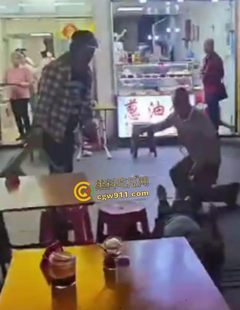 珠海街头美食引发血战KO，头盔哥板凳爆头砸倒对手瞬间昏迷，劝架老大哥摔地膝盖出血！  第3张