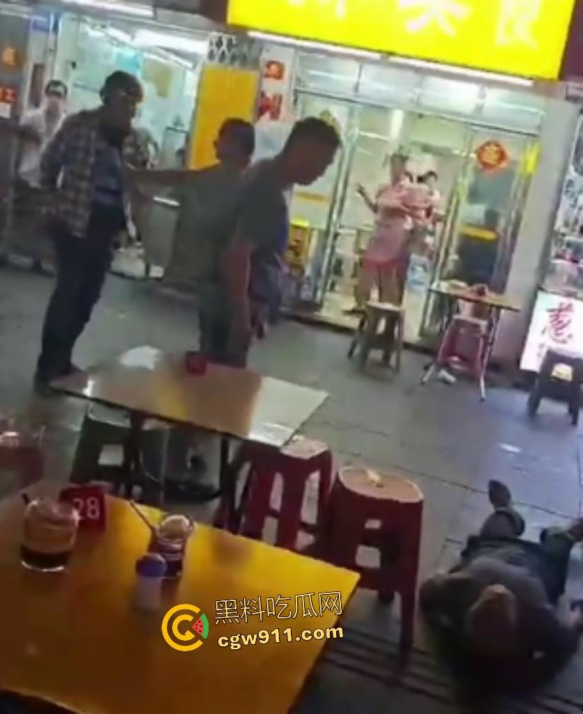 珠海街头美食引发血战KO，头盔哥板凳爆头砸倒对手瞬间昏迷，劝架老大哥摔地膝盖出血！  第4张