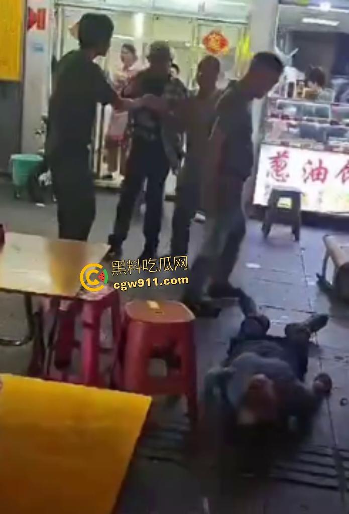 珠海街头美食引发血战KO，头盔哥板凳爆头砸倒对手瞬间昏迷，劝架老大哥摔地膝盖出血！  第5张