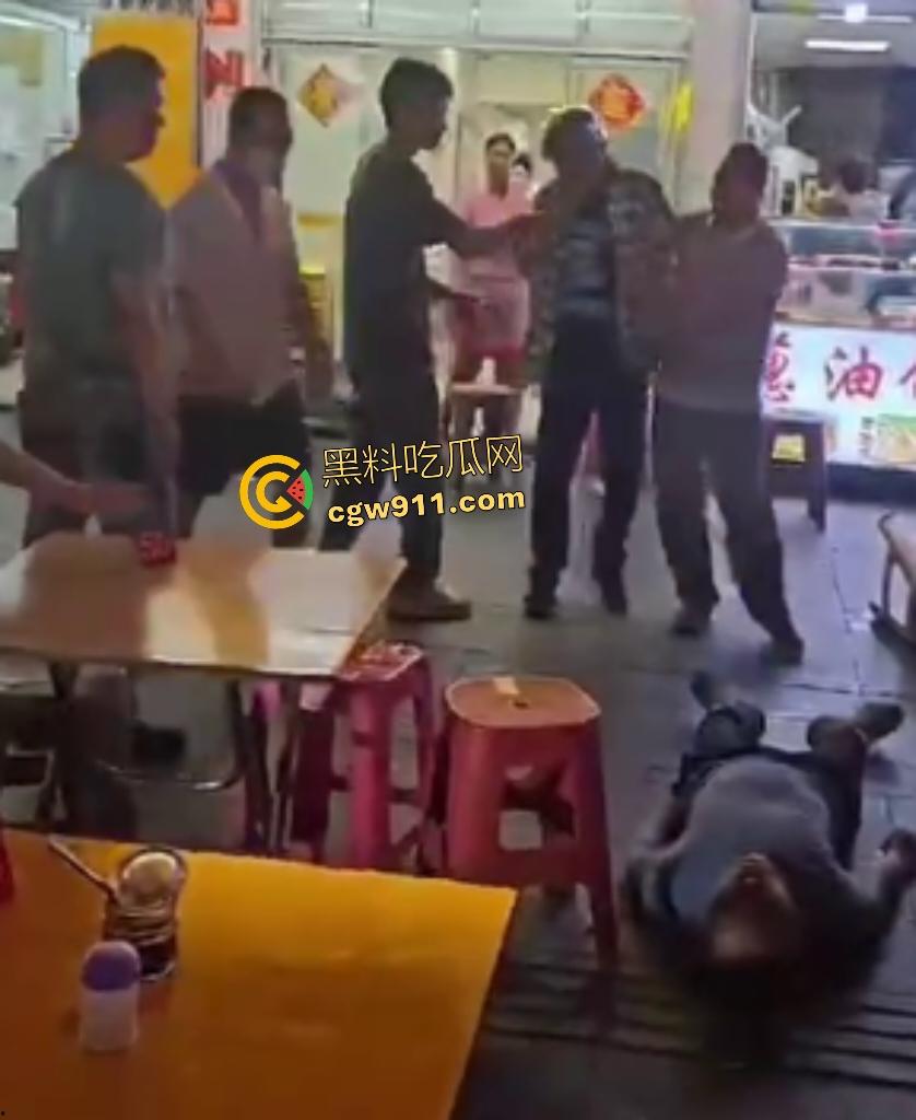 珠海街头美食引发血战KO，头盔哥板凳爆头砸倒对手瞬间昏迷，劝架老大哥摔地膝盖出血！  第6张