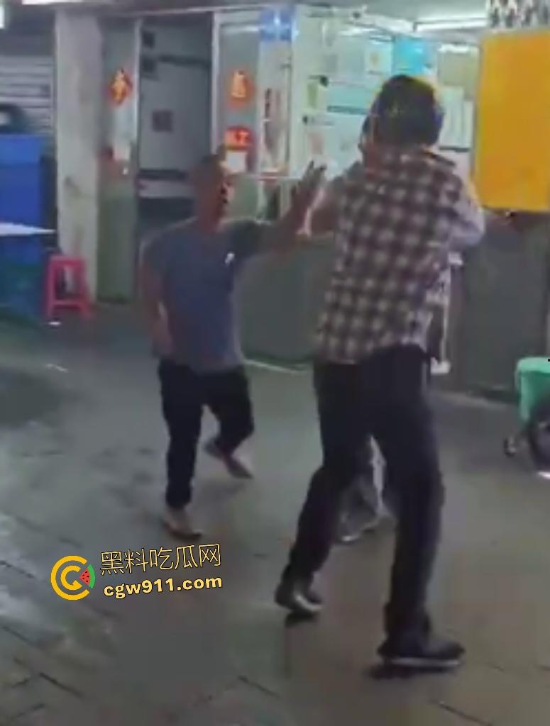 珠海街头美食引发血战KO，头盔哥板凳爆头砸倒对手瞬间昏迷，劝架老大哥摔地膝盖出血！  第7张