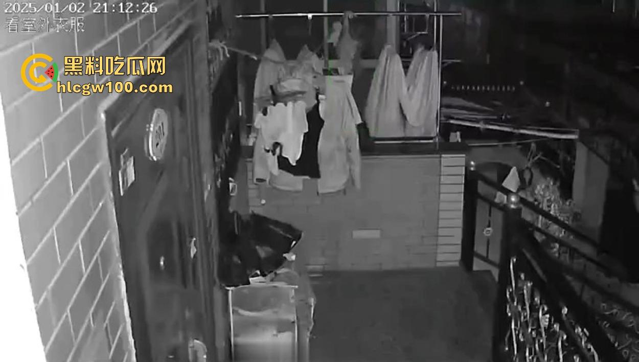 浙江嘉善南桥新村采花贼骚操作，偷完内裤撸到飞起，衣架子却乖乖挂回去，比外卖小哥还贴心！  第1张