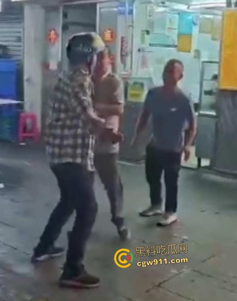 珠海街头美食引发血战KO，头盔哥板凳爆头砸倒对手瞬间昏迷，劝架老大哥摔地膝盖出血！  第8张