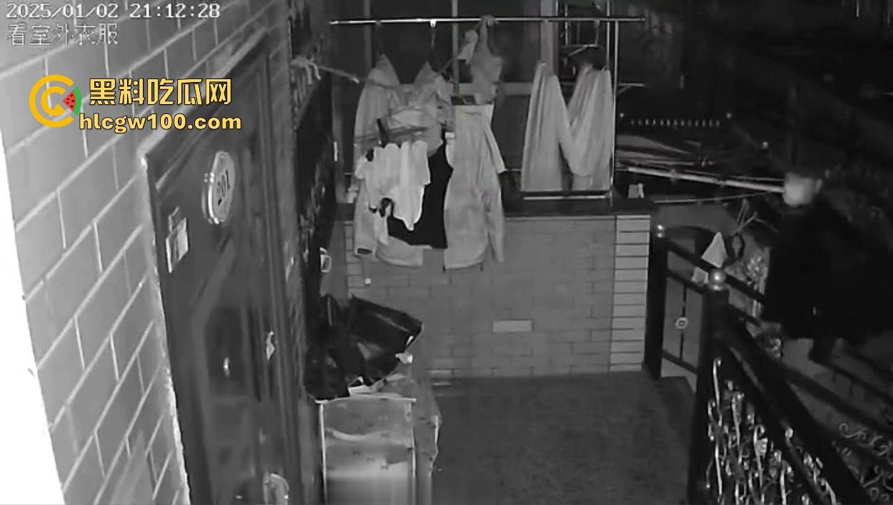 浙江嘉善南桥新村采花贼骚操作，偷完内裤撸到飞起，衣架子却乖乖挂回去，比外卖小哥还贴心！  第3张