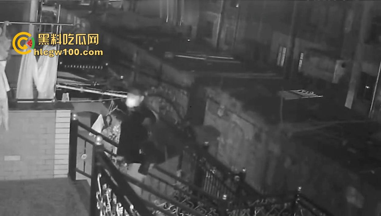 浙江嘉善南桥新村采花贼骚操作，偷完内裤撸到飞起，衣架子却乖乖挂回去，比外卖小哥还贴心！  第4张