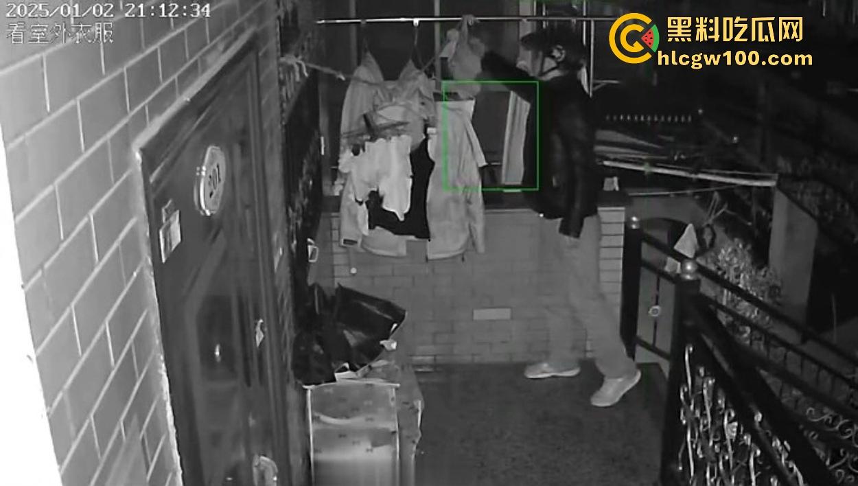 浙江嘉善南桥新村采花贼骚操作，偷完内裤撸到飞起，衣架子却乖乖挂回去，比外卖小哥还贴心！  第5张