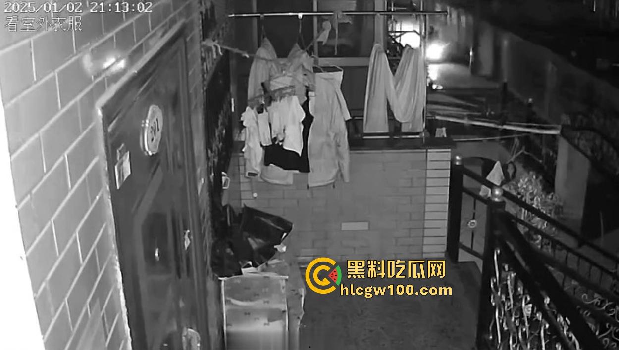 浙江嘉善南桥新村采花贼骚操作，偷完内裤撸到飞起，衣架子却乖乖挂回去，比外卖小哥还贴心！  第11张