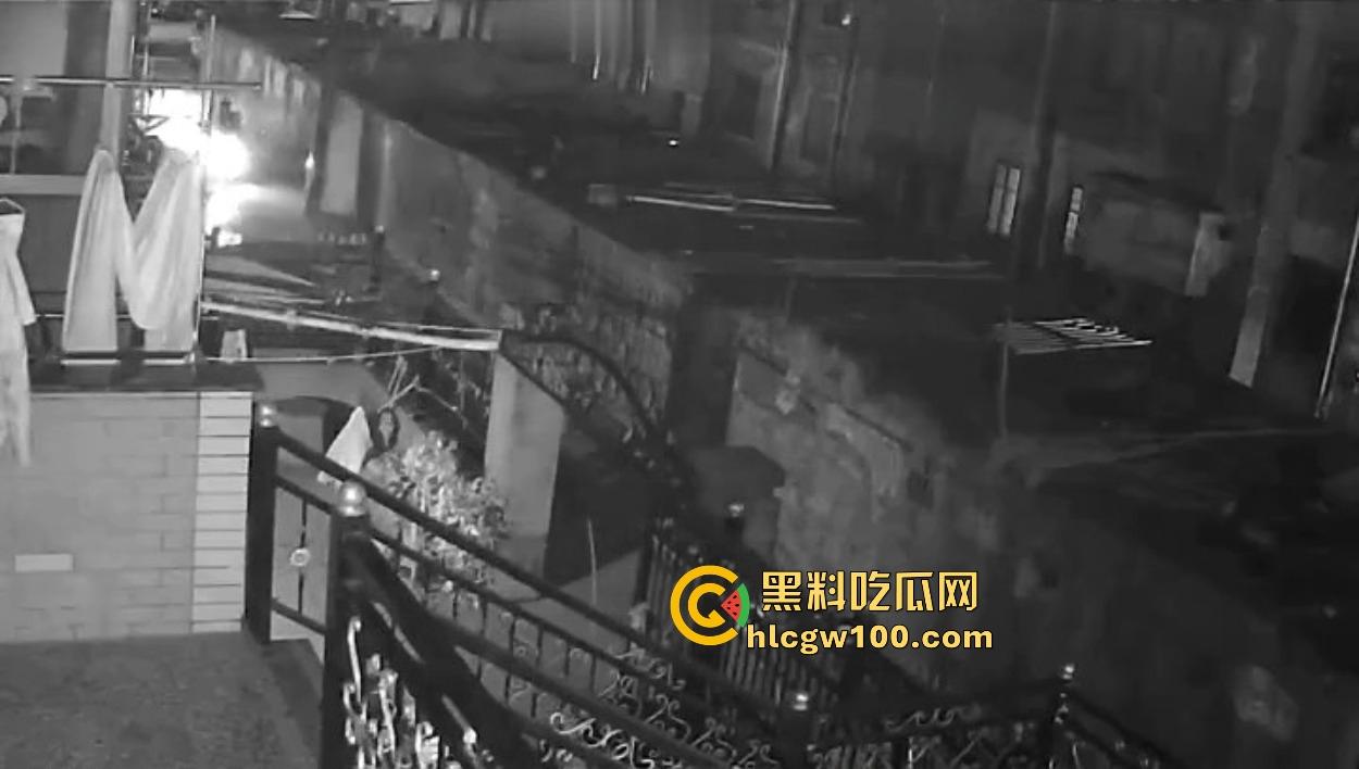 浙江嘉善南桥新村采花贼骚操作，偷完内裤撸到飞起，衣架子却乖乖挂回去，比外卖小哥还贴心！  第12张