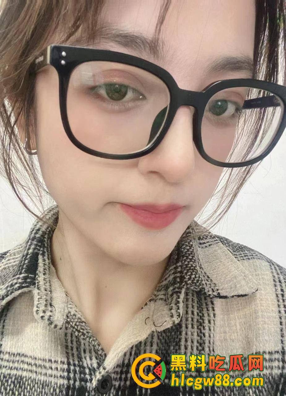 新疆乌鲁木齐财经学院『夏赫曼古丽』混血眼镜婊被颜射满脸，鸡巴吃得香喷喷，管他清不清真照吃不误！  第5张