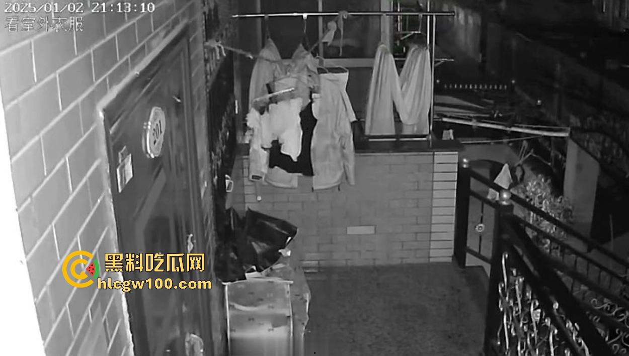 浙江嘉善南桥新村采花贼骚操作，偷完内裤撸到飞起，衣架子却乖乖挂回去，比外卖小哥还贴心！  第13张