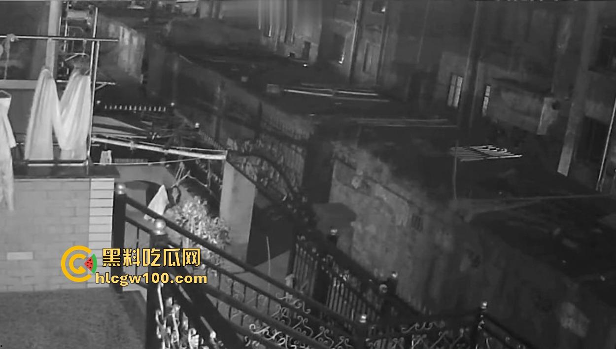 浙江嘉善南桥新村采花贼骚操作，偷完内裤撸到飞起，衣架子却乖乖挂回去，比外卖小哥还贴心！  第14张