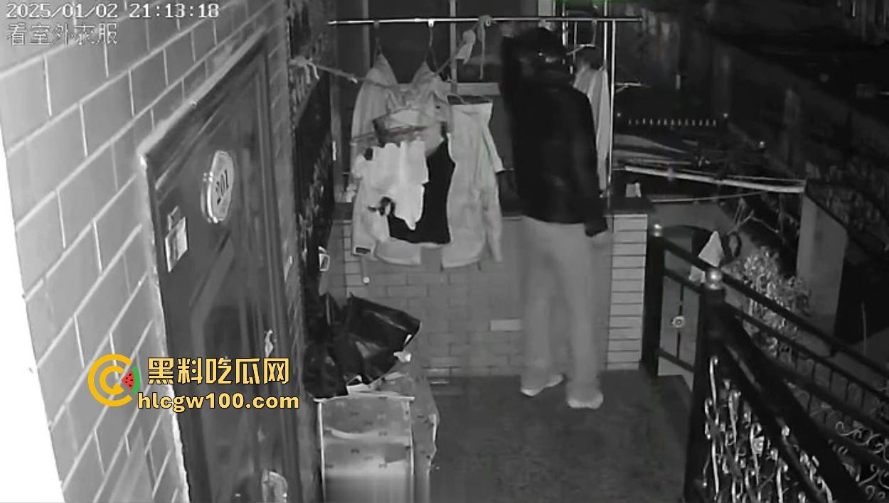 浙江嘉善南桥新村采花贼骚操作，偷完内裤撸到飞起，衣架子却乖乖挂回去，比外卖小哥还贴心！  第15张