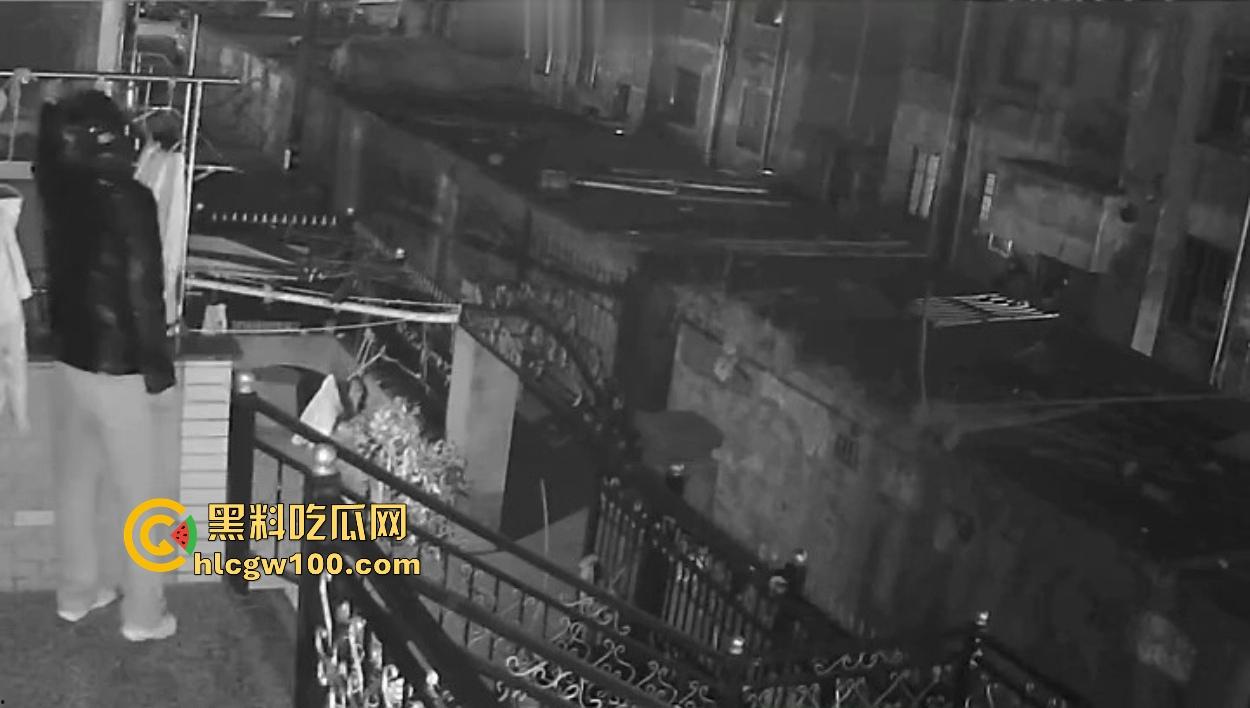 浙江嘉善南桥新村采花贼骚操作，偷完内裤撸到飞起，衣架子却乖乖挂回去，比外卖小哥还贴心！  第16张