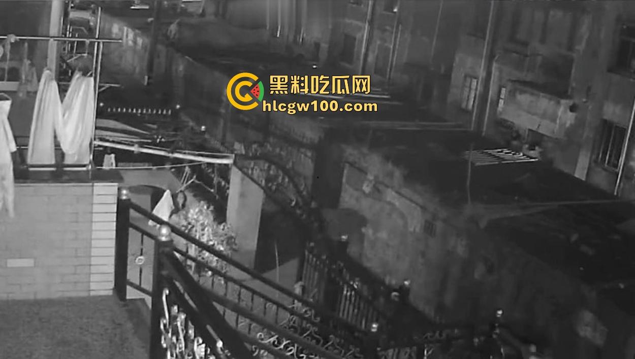 浙江嘉善南桥新村采花贼骚操作，偷完内裤撸到飞起，衣架子却乖乖挂回去，比外卖小哥还贴心！  第18张