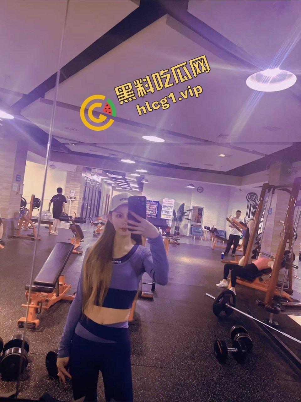 抖音擦边女主播『A 野蛮女友』为了流量 直播间明目张胆 露奶露点 火速上人！  第3张