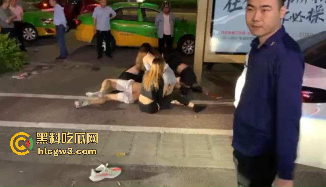 男子喊四妹陪酒却赖账！街头被扒衣暴打，黑衣辣妹怒出手，奶子甩飞，路人看得赚大发！  第2张