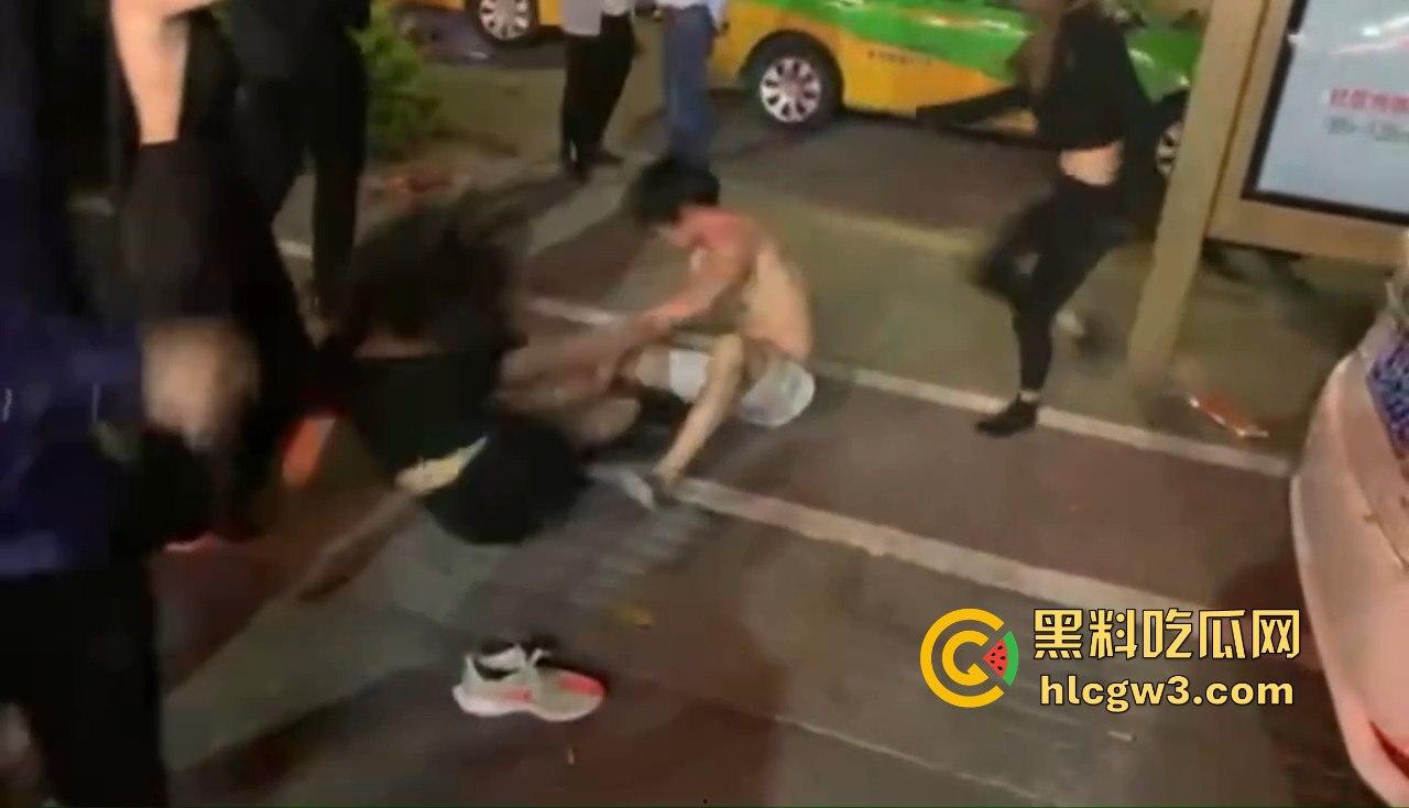 男子喊四妹陪酒却赖账！街头被扒衣暴打，黑衣辣妹怒出手，奶子甩飞，路人看得赚大发！  第5张