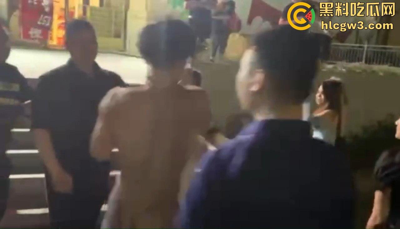 男子喊四妹陪酒却赖账！街头被扒衣暴打，黑衣辣妹怒出手，奶子甩飞，路人看得赚大发！  第7张