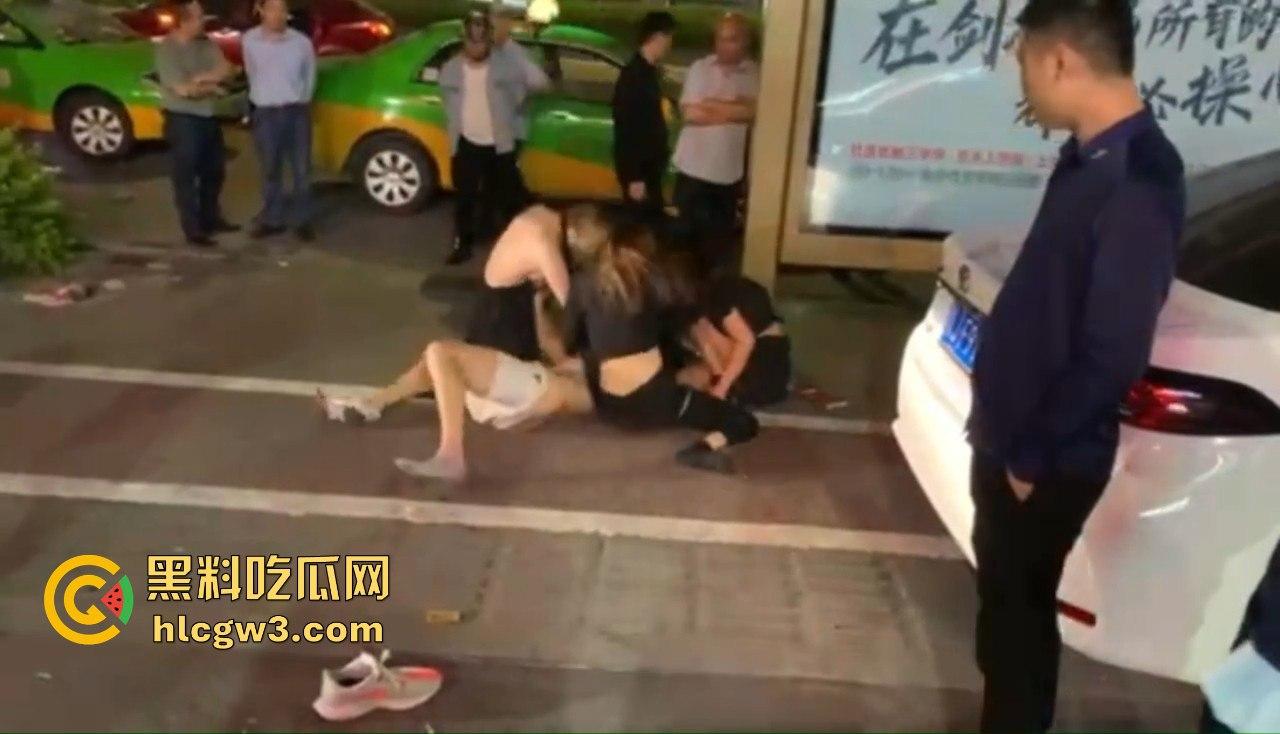 男子喊四妹陪酒却赖账！街头被扒衣暴打，黑衣辣妹怒出手，奶子甩飞，路人看得赚大发！  第9张