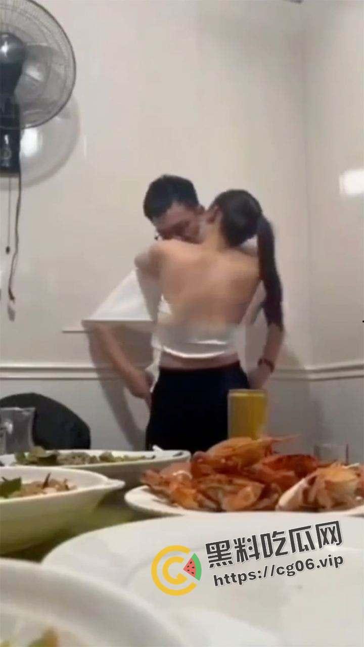 都说同学聚会不要录像了!少妇缠着上学时喜欢的男孩子不放 奶子都喂脸上了 第4张 都说同学聚会不要录像了!少妇缠着上学时喜欢的男孩子不放 奶子都喂脸上了 第4张