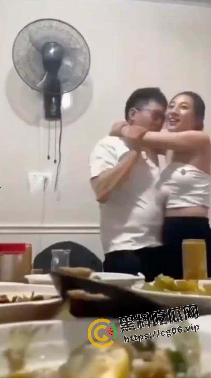 都说同学聚会不要录像了!少妇缠着上学时喜欢的男孩子不放 奶子都喂脸上了 第6张 都说同学聚会不要录像了!少妇缠着上学时喜欢的男孩子不放 奶子都喂脸上了 第6张