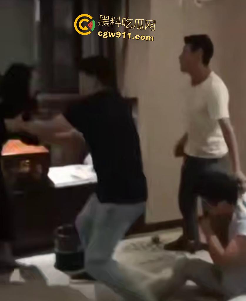 外卖小哥神助攻抓奸名场面！人妻偷情被老公突袭，嘴硬想跑被按住狂扇巴掌，小三被打到满地求饶！  第5张