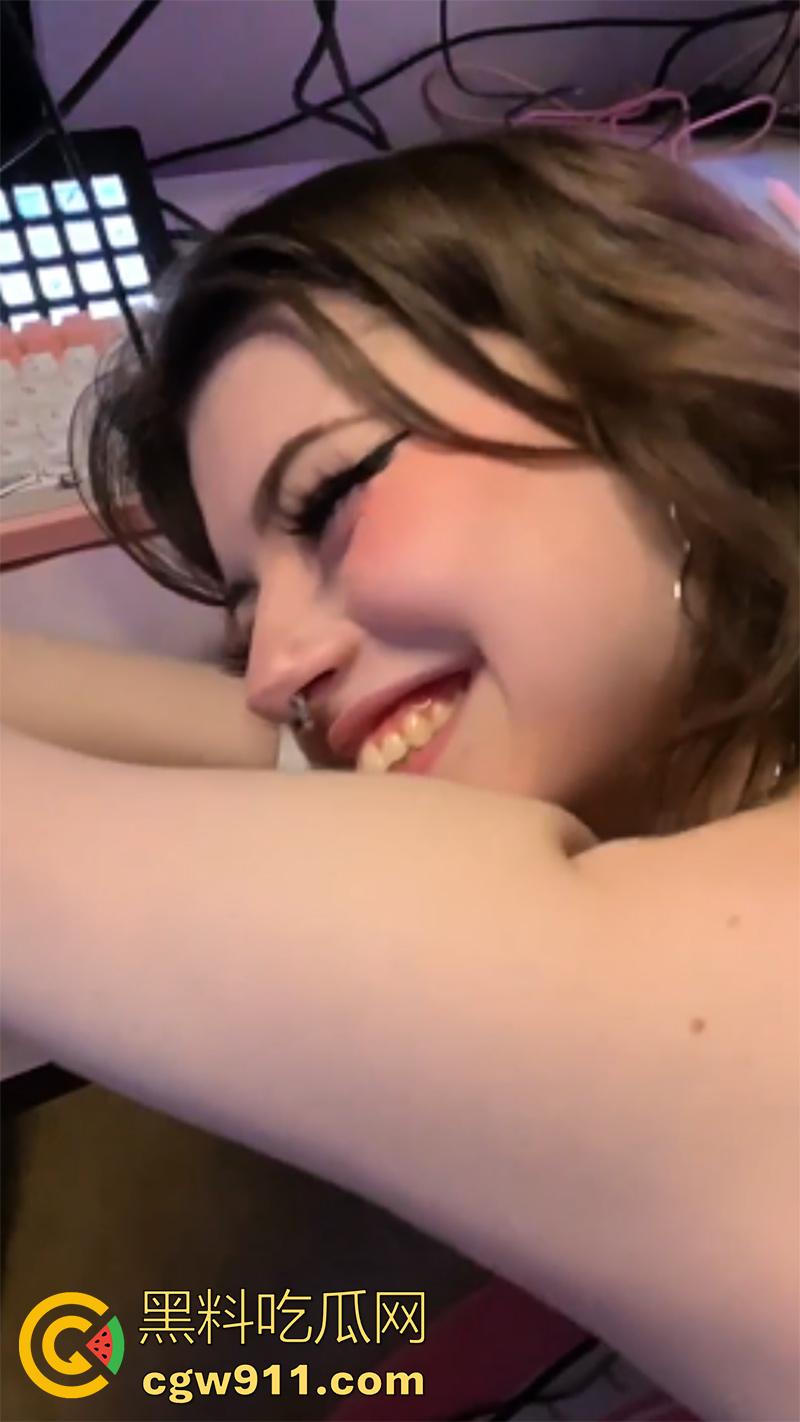 tiktok顶级母狗【Hannah0w0】，身材超顶反差婊子，白虎嫩穴各种展示，被调教成小母狗扛起来输出！  第7张