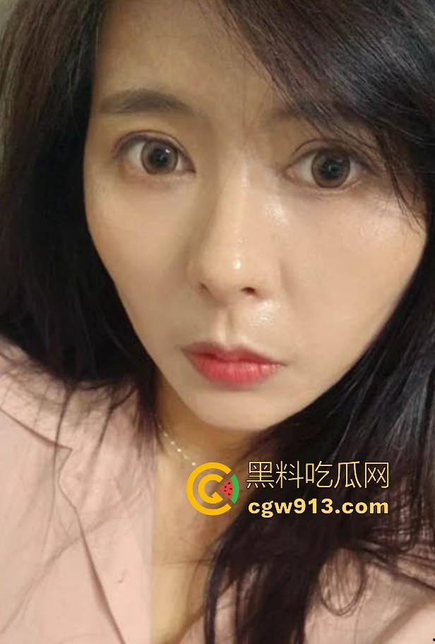 儿子客厅强操性感母亲，紧身低胸裙，肥臀与骚穴被猛烈后入，淫水四溅，呻吟失控至失禁！  第1张