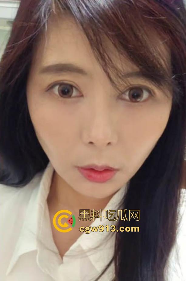 儿子客厅强操性感母亲，紧身低胸裙，肥臀与骚穴被猛烈后入，淫水四溅，呻吟失控至失禁！  第2张