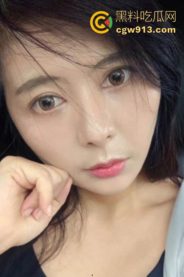 儿子客厅强操性感母亲，紧身低胸裙，肥臀与骚穴被猛烈后入，淫水四溅，呻吟失控至失禁！  第3张