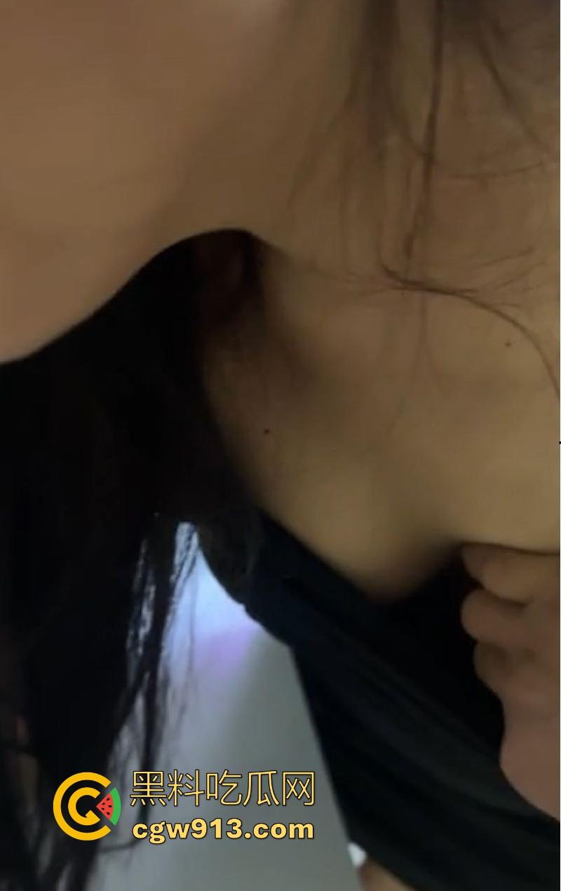 儿子客厅强操性感母亲，紧身低胸裙，肥臀与骚穴被猛烈后入，淫水四溅，呻吟失控至失禁！  第5张