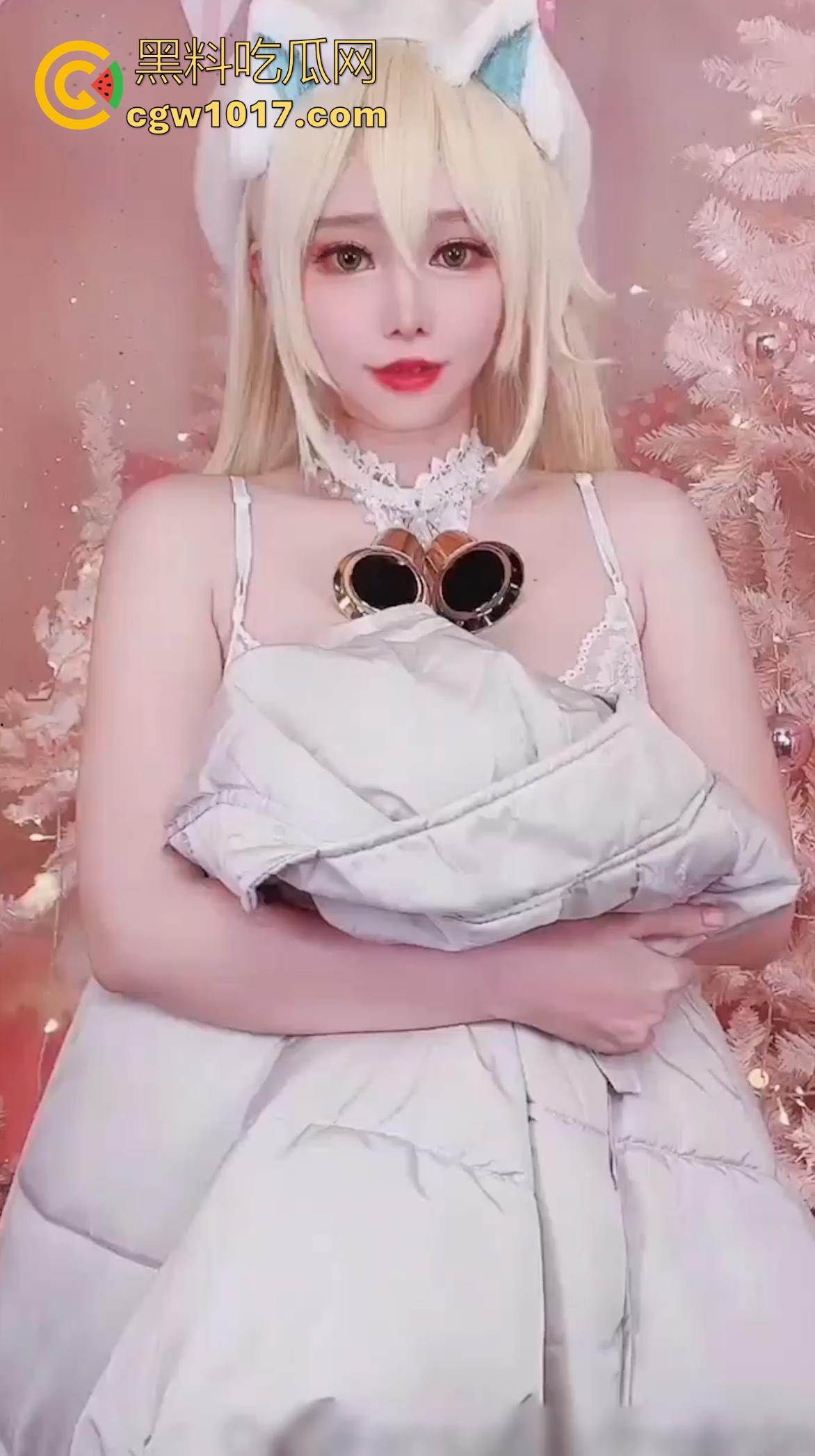 海外巨乳反差福利姬【Meenfox】大胆性感COS卢比，萝莉裙半敞露雪白深沟，道具轻刮粉鲍边缘，硬到爆的诱惑！  第1张