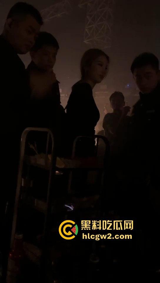 男子1800小费才摸几下胸，这骚货居然报警反咬猥亵，婊子不愧是婊子，拿钱还装清纯立牌坊太下头了！  第7张