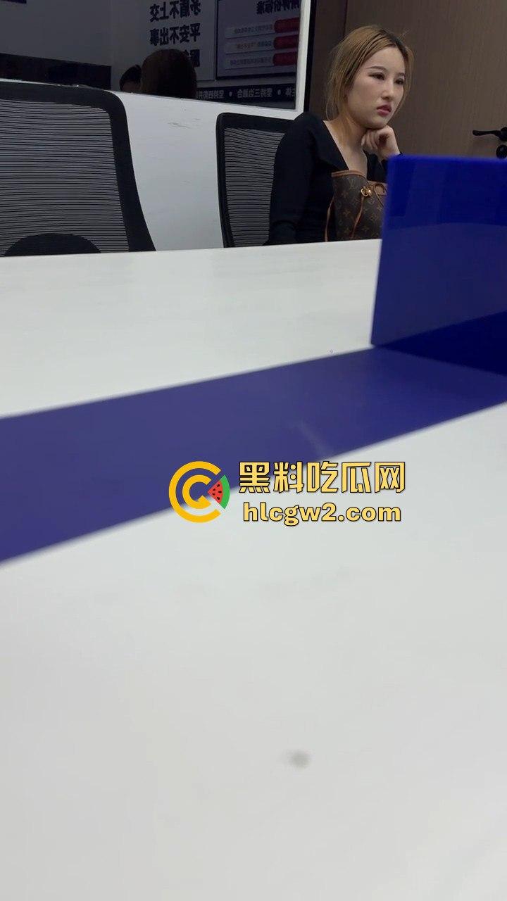 男子1800小费才摸几下胸，这骚货居然报警反咬猥亵，婊子不愧是婊子，拿钱还装清纯立牌坊太下头了！  第9张