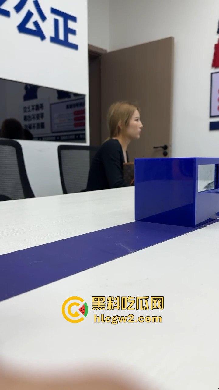 男子1800小费才摸几下胸，这骚货居然报警反咬猥亵，婊子不愧是婊子，拿钱还装清纯立牌坊太下头了！  第10张