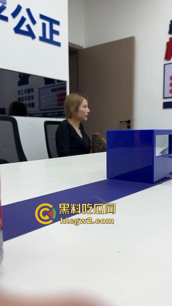 男子1800小费才摸几下胸，这骚货居然报警反咬猥亵，婊子不愧是婊子，拿钱还装清纯立牌坊太下头了！  第11张