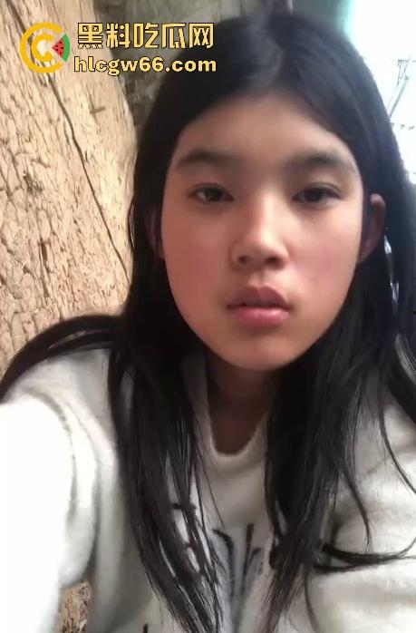 广西农村学生妹 付辛琳 遭金主远程调教 在自家菜地里惊险裸奔的视频被曝光 任务完成度很高！  第3张