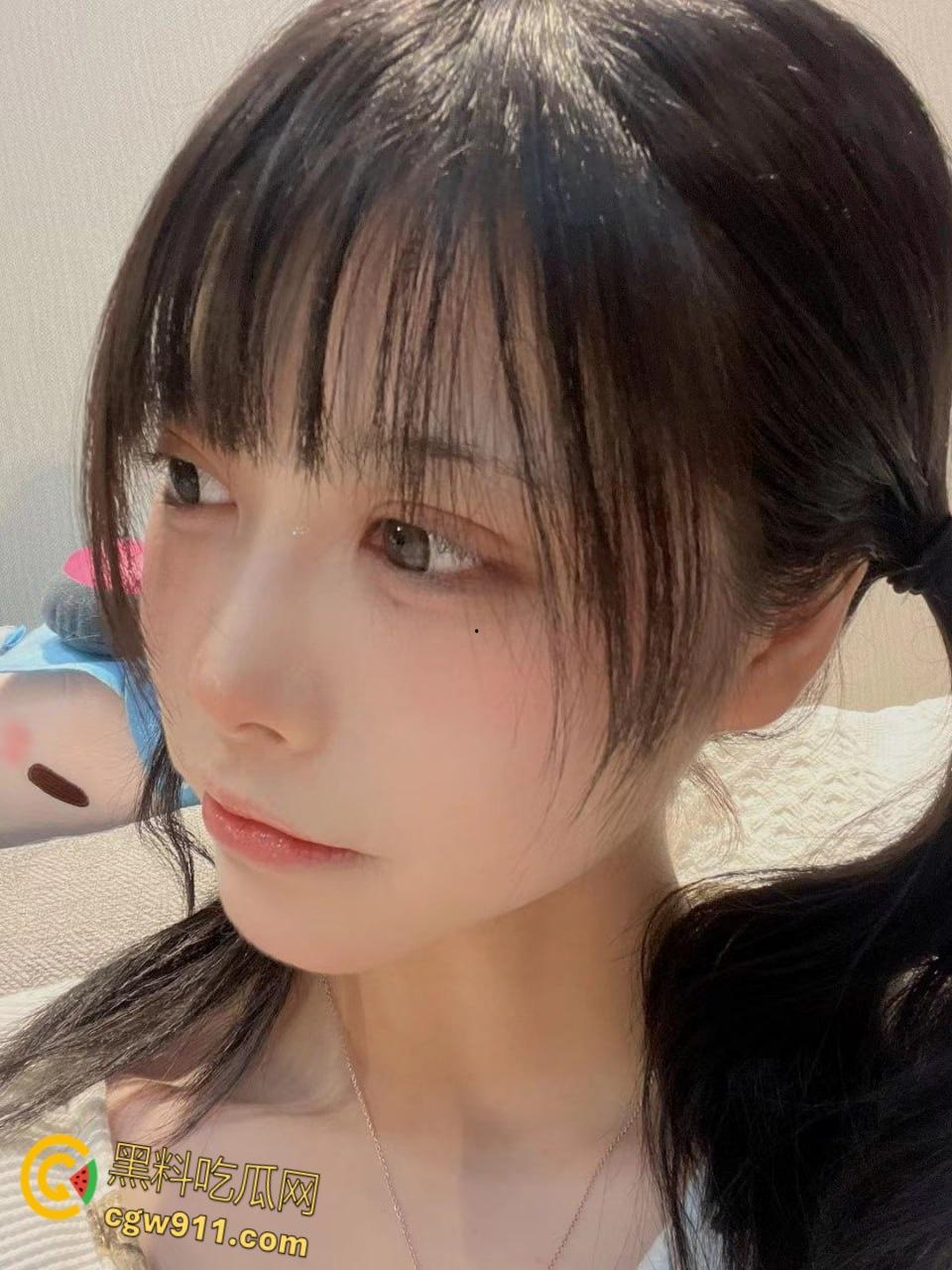 推特反差嫩妹【wink是可爱的wink】，清纯可爱英伦JK校服，小裙一掀白虎肛塞自慰，真是个迷人的小狐狸 ！  第1张