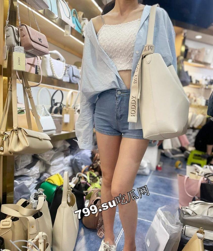 海角社区乱伦大神强上女房东 以记录之名把少妇房东野外按在草地抽插观众太多转战厕所继续  第6张